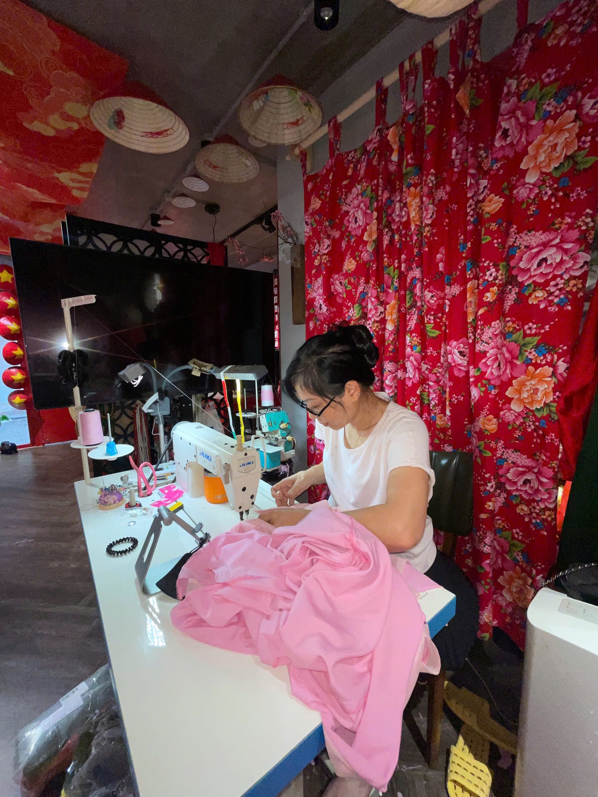 Trang phục được Nhà thiết kế Tô Thị Thu Hà may đo riêng cho từng khách hàng