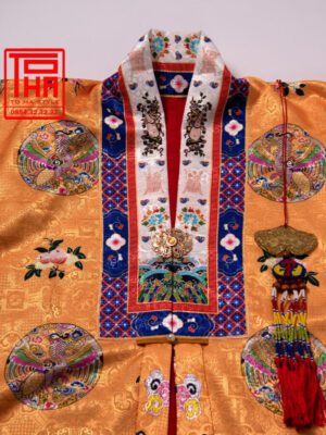 Bộ áo Nhật Bình nữ – vàng đậm, chất liệu gấm thêu hoa văn phượng ổ