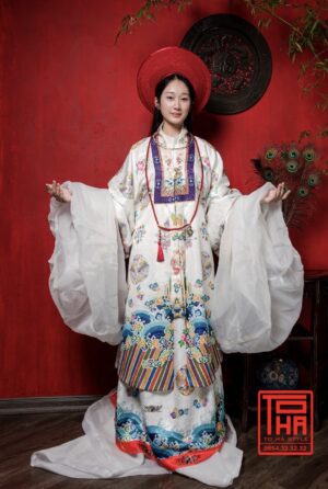 Cho thuê áo Nhật Bình – trắng, chất liệu gấm thêu hoa văn phượng ổ