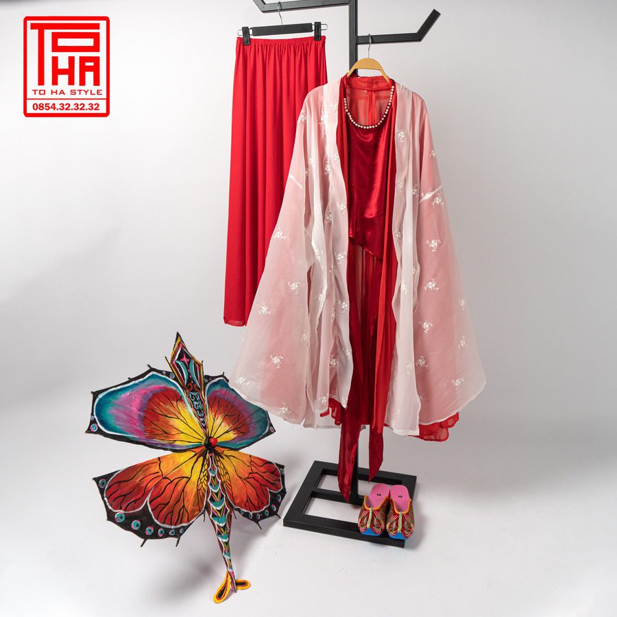 Bộ trang phục truyền thống Việt Nam cho nữ – Áo Đối Khâm màu trắng thêu hoa (khoác ngoài), phối cùng áo Giao Lĩnh màu đỏ và yếm đụp màu đỏ Bộ trang phục truyền thống Việt Nam cho nữ – Áo Đối Khâm màu trắng thêu hoa (khoác ngoài), phối cùng áo Giao Lĩnh màu đỏ và yếm đụp màu đỏ