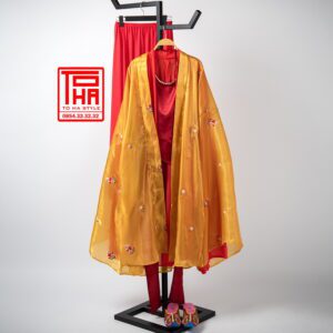 Bộ trang phục truyền thống Việt Nam cho nữ – Áo Đối Khâm màu vàng cam thêu hoa (khoác ngoài), phối cùng áo Giao Lĩnh màu đỏ và yếm đụp màu đỏ