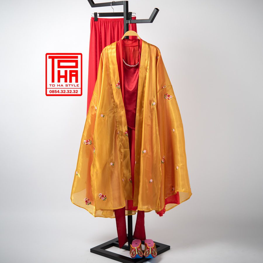 Bộ trang phục truyền thống Việt Nam cho nữ – Áo Đối Khâm màu vàng cam thêu hoa (khoác ngoài), phối cùng áo Giao Lĩnh màu đỏ và yếm đụp màu đỏ Bộ trang phục truyền thống Việt Nam cho nữ – Áo Đối Khâm màu vàng cam thêu hoa (khoác ngoài), phối cùng áo Giao Lĩnh màu đỏ và yếm đụp màu đỏ