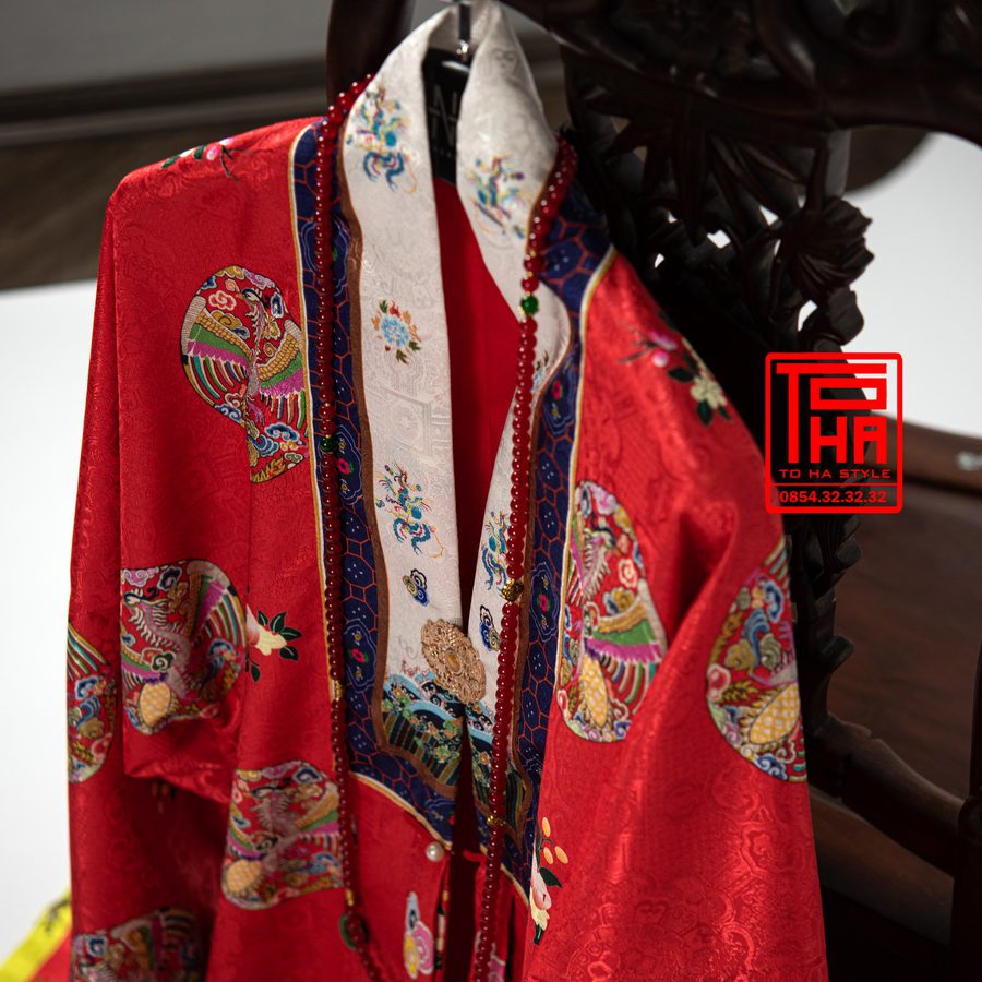 áo Nhật Bình cho nữ màu đỏ đậm, chất liệu gấm thêu hoa văn phượng ổ áo Nhật Bình cho nữ màu đỏ đậm, chất liệu gấm thêu hoa văn phượng ổ