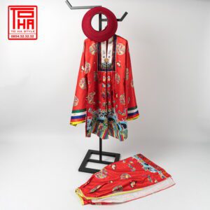 Bộ trang phục truyền thống Việt Nam: áo Nhật Bình cho nữ màu đỏ đậm, chất liệu gấm thêu hoa văn phượng ổ