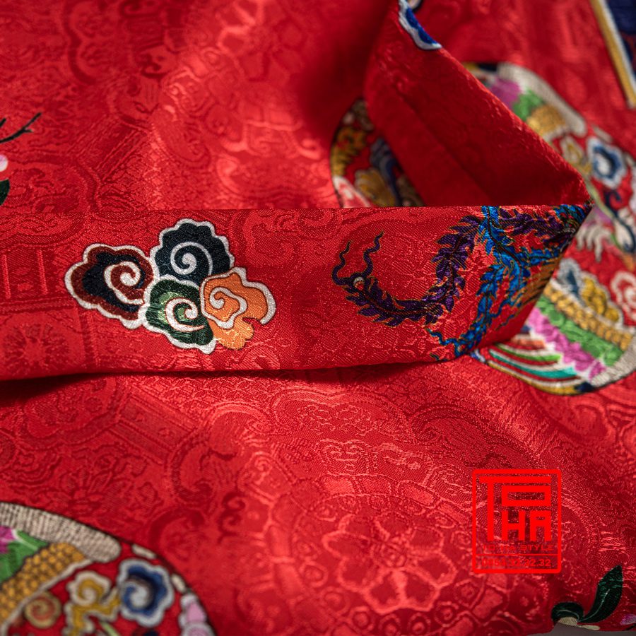 áo Nhật Bình nữ – đỏ đậm, chất liệu gấm thêu hoa văn phượng ổ (6) ao Nhat Binh nu – do dam chat lieu gam theu hoa van phuong o 6