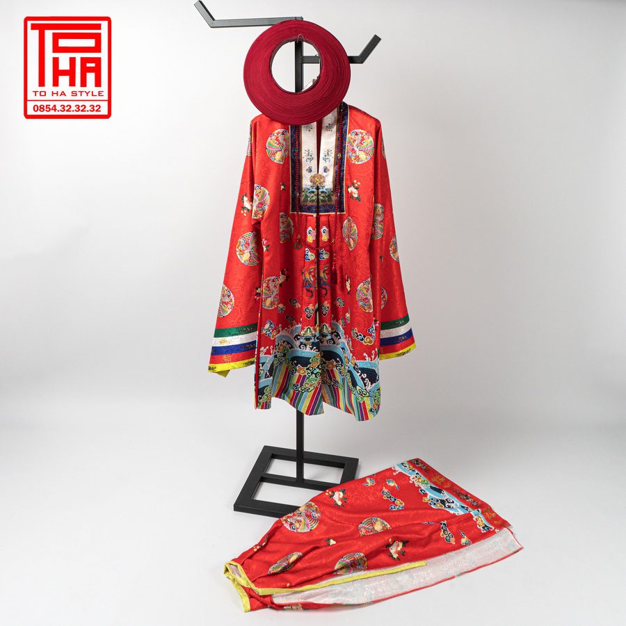 Bộ trang phục truyền thống Việt Nam: áo Nhật Bình cho nữ màu đỏ đậm, chất liệu gấm thêu hoa văn phượng ổ Bộ trang phục truyền thống Việt Nam: áo Nhật Bình cho nữ màu đỏ đậm, chất liệu gấm thêu hoa văn phượng ổ