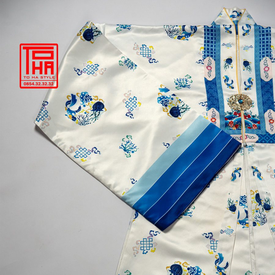 Bộ trang phục truyền thống Việt Nam: áo Nhật Bình cho nữ màu trắng, vải tafta in họa tiết ngư quần hội Bộ trang phục truyền thống Việt Nam: áo Nhật Bình cho nữ màu trắng, vải tafta in họa tiết ngư quần hội