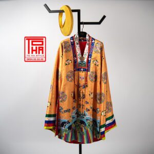 Bộ trang phục truyền thống Việt Nam: áo Nhật Bình cho nữ màu vàng đậm, chất liệu gấm thêu hoa văn phượng ổ