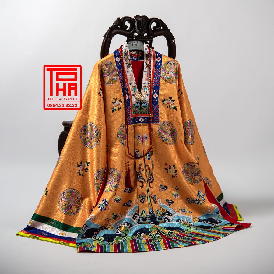áo Nhật Bình nữ – vàng đậm, chất liệu gấm thêu hoa văn phượng ổ (4) ao Nhat Binh nu – vang dam chat lieu gam theu hoa van phuong o 4