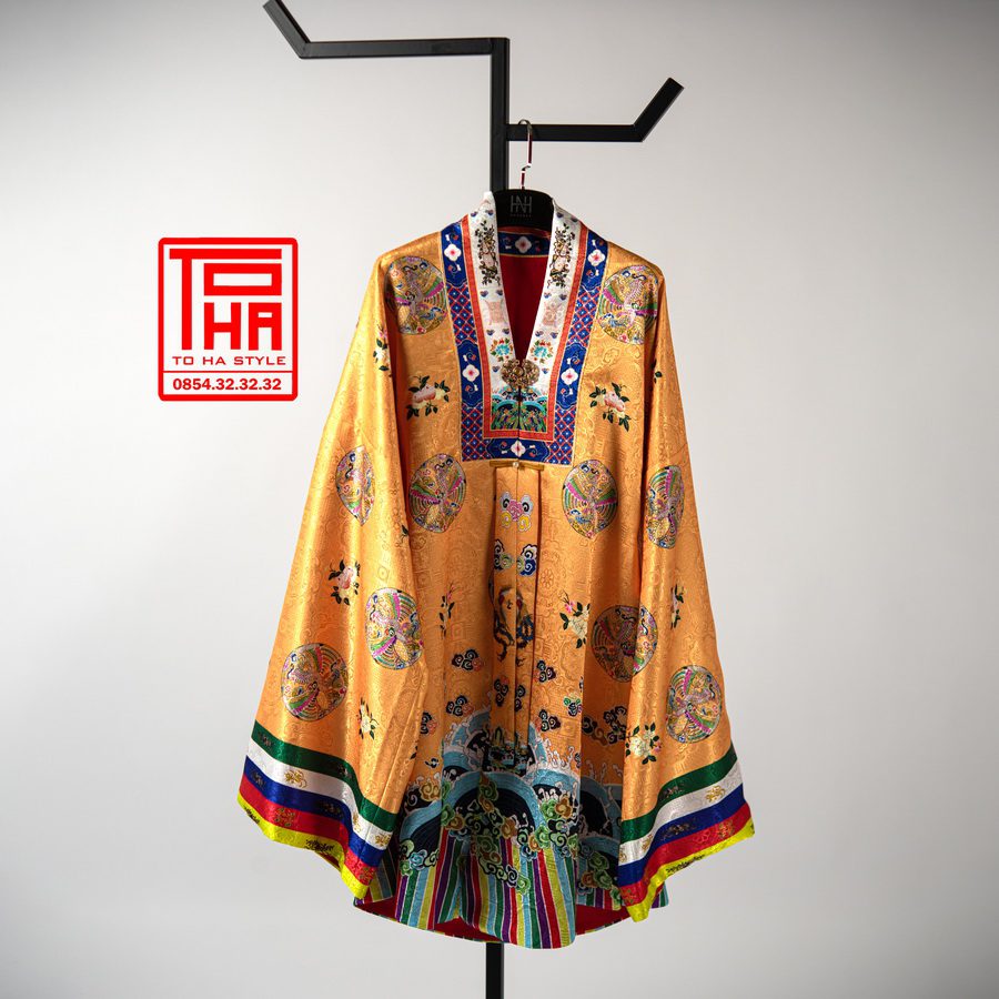 áo Nhật Bình nữ – vàng đậm, chất liệu gấm thêu hoa văn phượng ổ (5) ao Nhat Binh nu – vang dam chat lieu gam theu hoa van phuong o 5