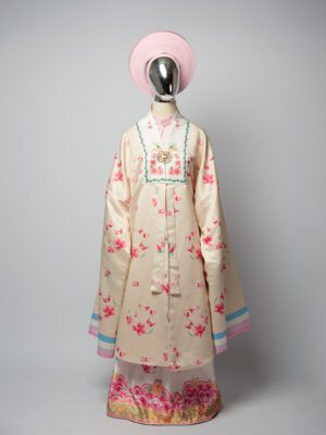 Bo ao Nhat Binh nu vang kem vai tafta in hoa tiet hoa dao va buom xuan 2