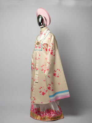 Bo ao Nhat Binh nu vang kem vai tafta in hoa tiet hoa dao va buom xuan 4