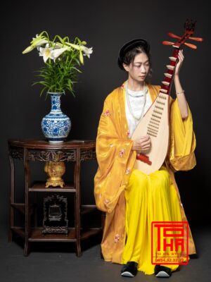 Cho thuê bộ áo Đối Khâm vàng – yếm đụp trắng, chất liệu gấm thêu hoa