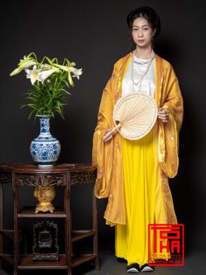 Cho thuê bộ áo Giao Lĩnh vàng – yếm đụp trắng, chất liệu gấm thêu hoa