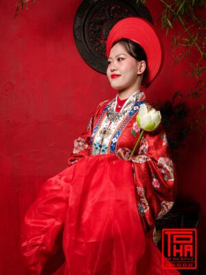 Cho thuê bộ áo Nhật Bình Nữ - đỏ tươi, chất liệu gấm thêu họa tiết phượng và hoa đào