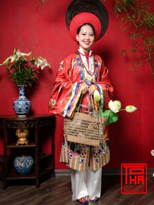 Cho thuê bộ áo Nhật Bình nữ - Đỏ tưới, chất vải tafta in họa tiết ổ phượng