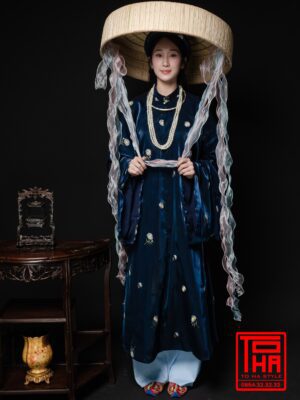 Cho thuê bộ áo Tấc Nữ - Xanh Đậm, chất liệu gấm thêu họa tiết hoa cúc trắng